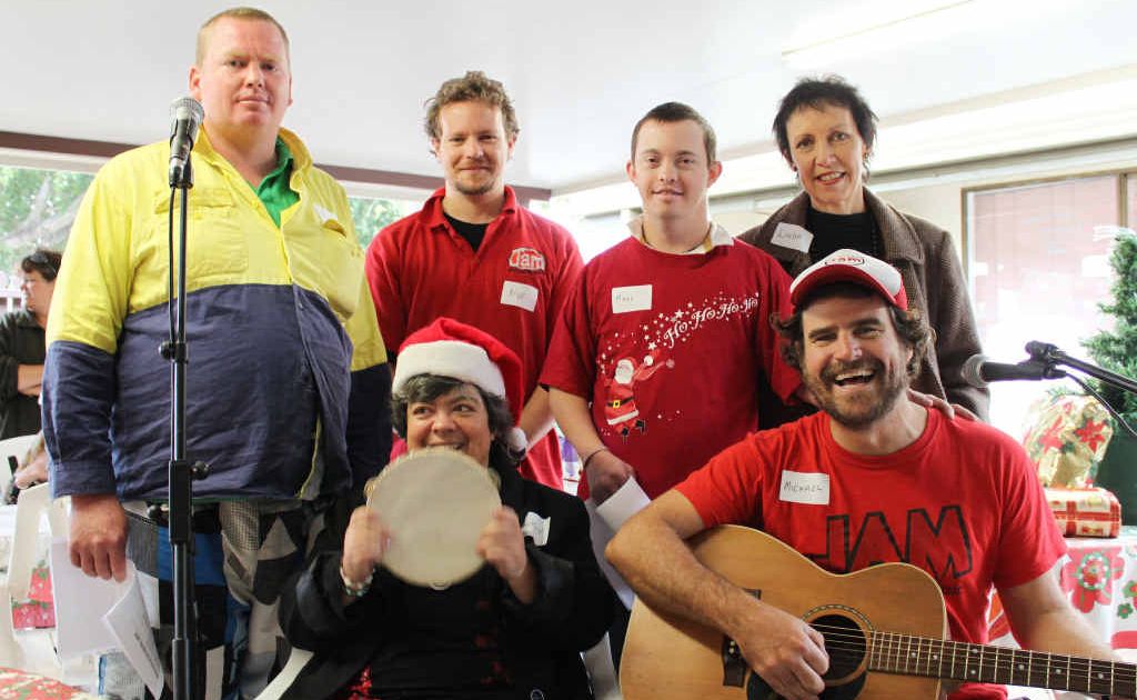 Jono Miller, Nye Stewart, Mark Williamson, Linda Gibson, Lizzy MacNamara and Michael Thomas enjoy the workshop. Jono Miller, Nye Stewart, Mark Williamson, Linda Gibson, Lizzy MacNamara and Michael Thomas enjoy the workshop.
